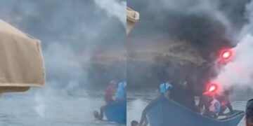 Tuerredda, nuovo sbarco di migranti in mezzo ai bagnanti: arrivati con il classico barchino e con i fumogeni