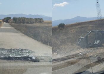 Assemini, la macchina bruciata via dalla strada ma la carreggiata resta impraticabile
