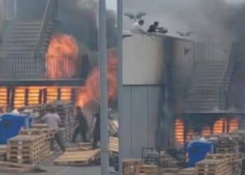 Carbonia, pomeriggio di fuoco in via Roma, in fiamme una catasta di pedane posizionate fuori da un polo commerciale