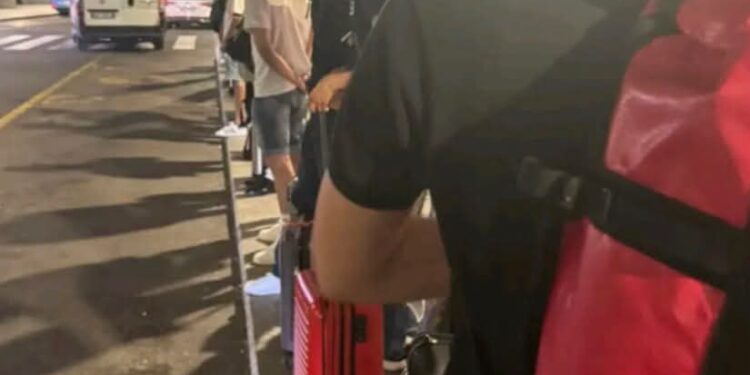Cagliari città turistica, da Pirri all’aeroporto impossibile trovare un taxi: “Chi non ha l’auto perde il volo”