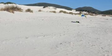 Teulada, dune di Is Arenas Biancas calpestate e violate da ombrelloni e asciugamani: scattano i controlli