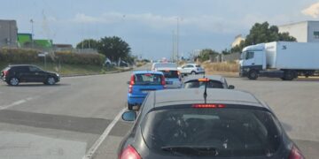 Scontro tra camion e auto a Elmas, tutti bloccati in via Nervi
