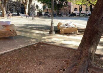 Cagliari: “Tre letti simbolo di inclusione sotto gli alberi in piazza del Carmine, inaccettabile per residenti e commercianti”