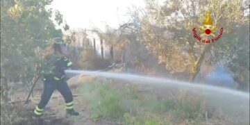 Capoterra, vasto incendio in località “Pisighittu”: le fiamme lambiscono alcune abitazioni