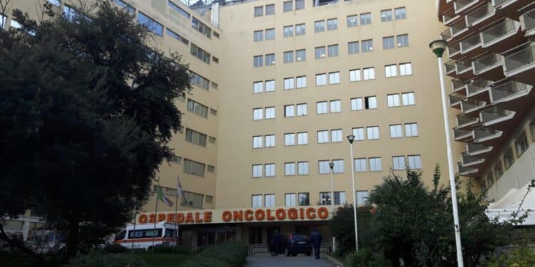 Blitz dei carabinieri all’Oncologico di Cagliari tra i malati stremati dal caldo
