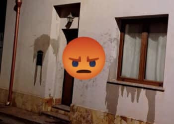Villa San Pietro, ragazzini scalmanati lanciano palloncini d’acqua contro le abitazioni in piena notte: “Tenetevi i figli a casa”