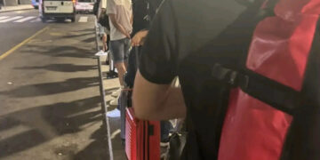 Aeroporto di Elmas, fila di passeggeri senza taxi, i tassisti: “Il problema sono i ritardi dei voli e l’assenza di alternative”