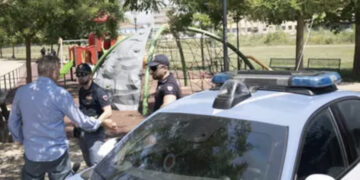 Tenta di strangolare due bambini al parco: 29enne fermato da un passante malato di cuore
