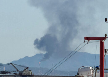 Nube di fumo sull’area industriale di Sarroch, ben visibile anche da  Maddalena spiaggia: protestano i cittadini