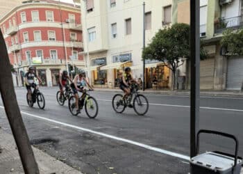 Cagliari, lo strano caso di via Pergolesi: c’è la nuova contestata pista ciclabile, ma i ciclisti la ignorano e passano in mezzo alla strada
