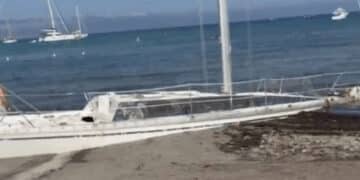 Poetto, al via le attività di rimozione della barca a vela arenata alla prima fermata da oltre 3 mesi