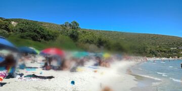 Torre delle Stelle, nella spiaggia super affollata scatta la guerra degli ombrelloni: “Anche quattro attaccati, la spiaggia libera è un miraggio”