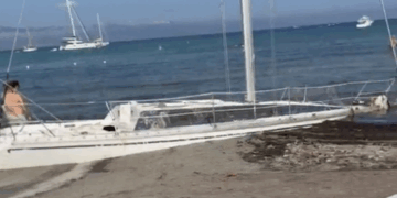 Barca spiaggiata al Poetto da oltre tre mesi, Stefania Loi: “I cittadini meritano risposte, non solo transenne”