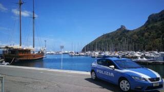 Cagliari, in fuga dal Poetto con lo scooter rubato in un furgone: arrestati