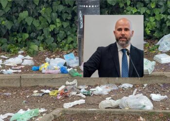 Cagliari, marciapiedi invasi dai rifiuti: “Zedda parla di sostenibilità con le piste ciclabili e non pulisce la città”