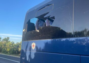 Tragedia sfiorata lungo la Decimomannu-Villasor: autobus Arst squarciato dalla benna di un trattore