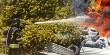 Capoterra, il fuoco vola altissimo e divora le carcasse di un’ex azienda: in azione i vigili del fuoco