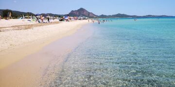 Tragedia in spiaggia a Monte Nai, muore per un malore fatale un uomo di 61 anni