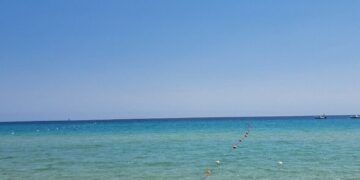 Muore a 61 anni in spiaggia a Monte Nai e il nipotino viene salvato dall’annegamento: “Vi racconto la tragedia davanti ai miei occhi”