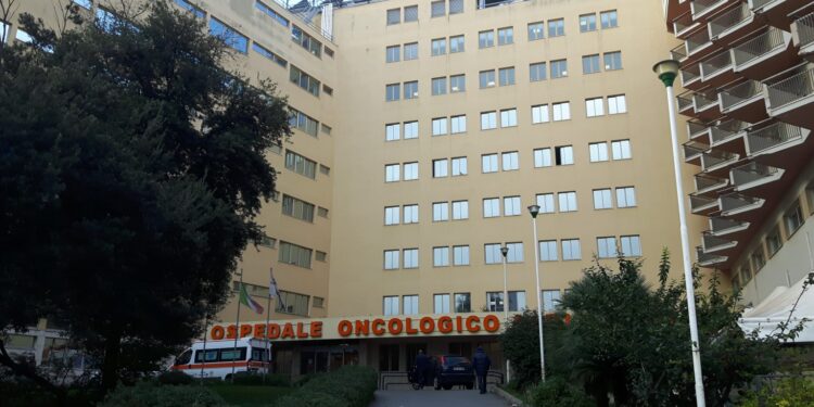 Malati oncologici al caldo, nei reparti l’aria condizionata non funziona: pazienti stremati a Cagliari
