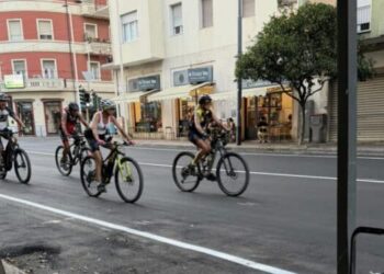 Cagliari, boom di firme contro le nuove piste ciclabili: quasi 4.600 adesioni in una settimana