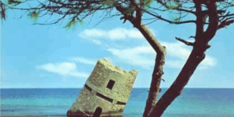 Poetto di Quartu, prende col coppo i pesciolini che nuotano a riva: “Lasciamoli nel loro mare, per tutti”