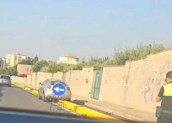 Auto sulla pista ciclabile in via Marongiu a Cagliari, interviene la Polizia locale: scatta la multa per il parcheggio acrobatico