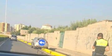 Auto sulla pista ciclabile in via Marongiu a Cagliari, interviene la Polizia locale: scatta la multa per il parcheggio acrobatico