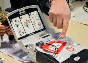 Cagliari, salva il collega in ufficio colto da arresto cardiaco: “Papà sono fiera di te”