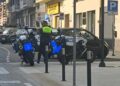 Cagliari, sorpassa auto e autobus sulla linea continua in viale Trieste: fermato dalla Polizia Locale, poi va al bar in attesa della multa