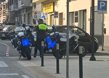 Cagliari, sorpassa auto e autobus sulla linea continua in viale Trieste: fermato dalla Polizia Locale, poi va al bar in attesa della multa