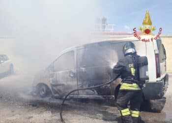 Elmas, furgone prende fuoco in un parcheggio nella zona industriale