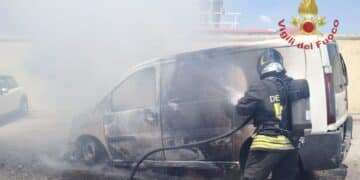 Elmas, furgone prende fuoco in un parcheggio nella zona industriale