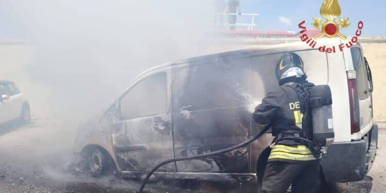 Elmas, furgone prende fuoco in un parcheggio nella zona industriale