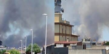 Il fuoco non concede tregua: grosso incendio fra il Policlinico di Monserrato e la 554