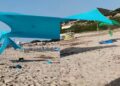 Costa Rei, maxi accampamento abbandonato per ore sulla spiaggia