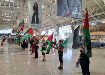 Protesta all’aeroporto di Elmas: presidio pro Palestina contro la presenza di militari israeliani in Sardegna
