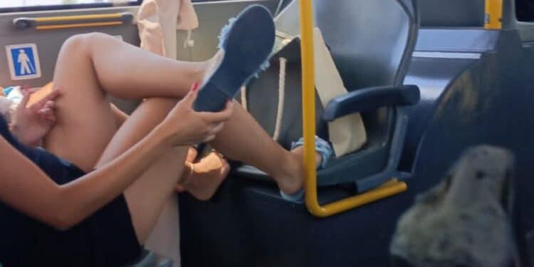 Posti per invalidi e anziani occupati da ombrelloni e piedi sui sedili: ragazzine irrispettose sul PQ