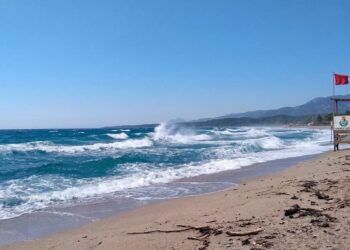 Tortolì, vano l’appello del Comune che avvisava di non entrare in acqua: una donna muore annegata