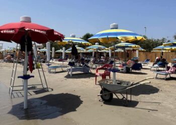 Al Villaggio dei Pescatori sinergia di forze per sistemare la spiaggia dopo la mareggiata