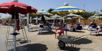 Al Villaggio dei Pescatori sinergia di forze per sistemare la spiaggia dopo la mareggiata
