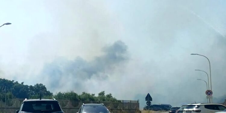 Carbonia, grosso incendio a ridosso delle case: fiamme alte alimentate dal forte vento minacciano anche l’ospedale Sirai