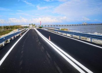 Ss 195 a Capoterra, alghe depositate sulla strada appena riaperta: “Cosa succederà quando il mare sarà in burrasca?