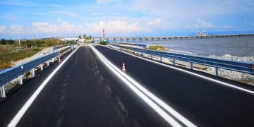 Ss 195 a Capoterra, alghe depositate sulla strada appena riaperta: “Cosa succederà quando il mare sarà in burrasca?