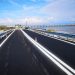 Ss 195 a Capoterra, alghe depositate sulla strada appena riaperta: “Cosa succederà quando il mare sarà in burrasca?
