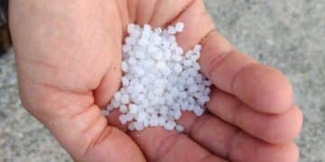 Granelli di plastica nelle spiagge sarde: dal Poetto a Tortolì migliaia di cilindretti sversati in mare