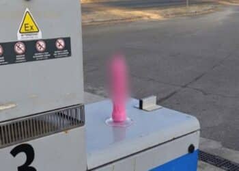 Sex toy sul distributore di carburante a Sanluri, l’ironia del proprietario: “Qualcuno è rimasto contento del prezzo”