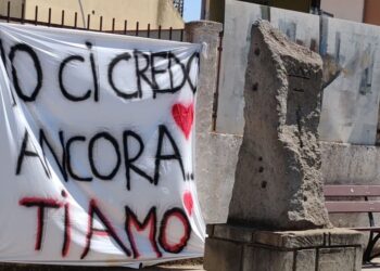 San Sperate, maxi dedica d’amore in piazza, da giorni sventola un lenzuolo che recita: “Io ci credo ancora, ti amo”