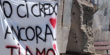 San Sperate, maxi dedica d’amore in piazza, da giorni sventola un lenzuolo che recita: “Io ci credo ancora, ti amo”