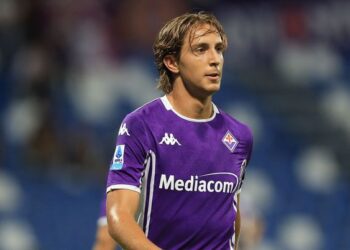 Cagliari, blitz improvviso per il centrocampista viola Jacopo Fazzini